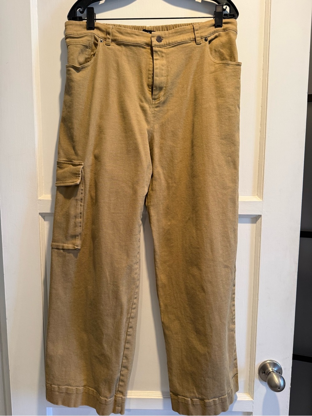Women's Wide-Leg Cargo Pants in Tan